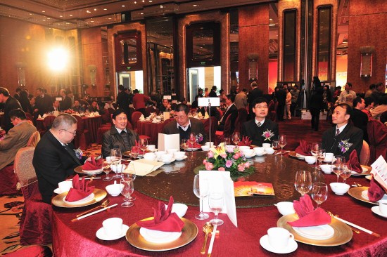 集团退休老领导出席庆典活动，点击放大