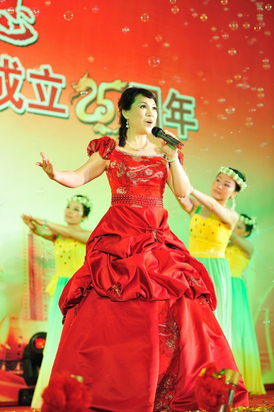 总承包集团经营计划部“歌星”张晓倾情演唱“和谐世界”