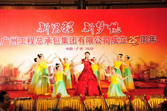 集团公司本部美女为张晓的和谐世界伴舞